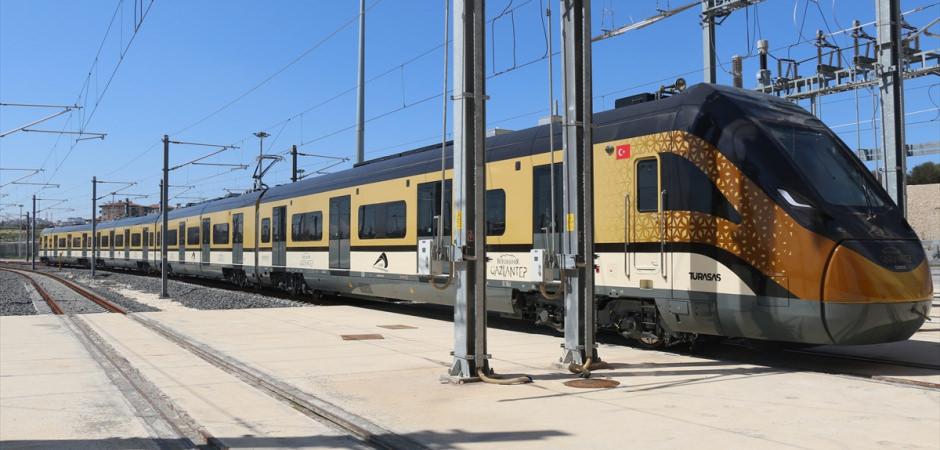 Baklava sarısı raylarda: Şehrin yeni devleri geldi! T&uuml;rkiye'de bir ilk