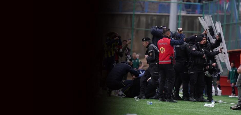 Fenerbah&ccedil;e'ye saldırı! Y&ouml;netici a&ccedil;ıklama yaptı: İnşallah buradan sağ salim &ccedil;ıkarız