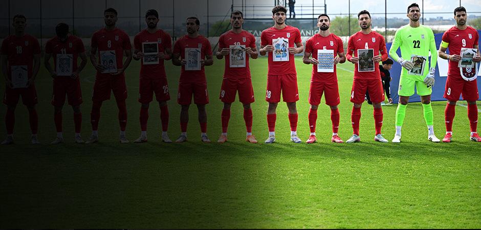 İranlı futbolculardan d&uuml;nyaya anlamlı mesaj! FIFA başkanı da trib&uuml;ndeydi