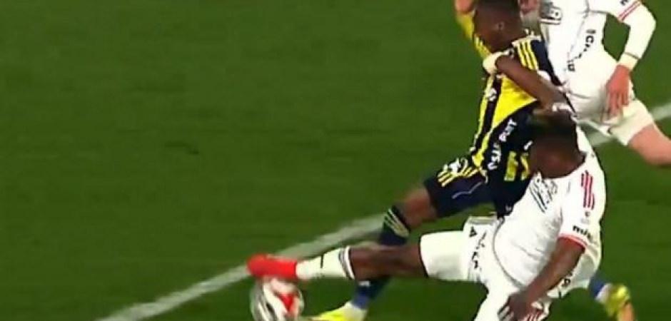 Fenerbah&ccedil;e penaltıyla kazandı! Eski hakem &ccedil;ılgına d&ouml;nd&uuml;: 'Ahlaksızca'