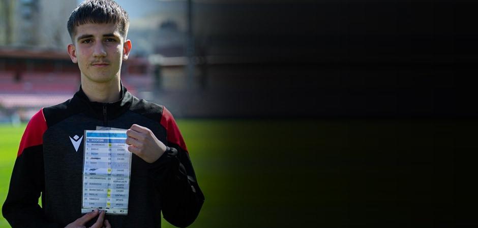 14 yaşında &uuml;lkesinin kaderini değiştirdi! Kahraman ilan edildi