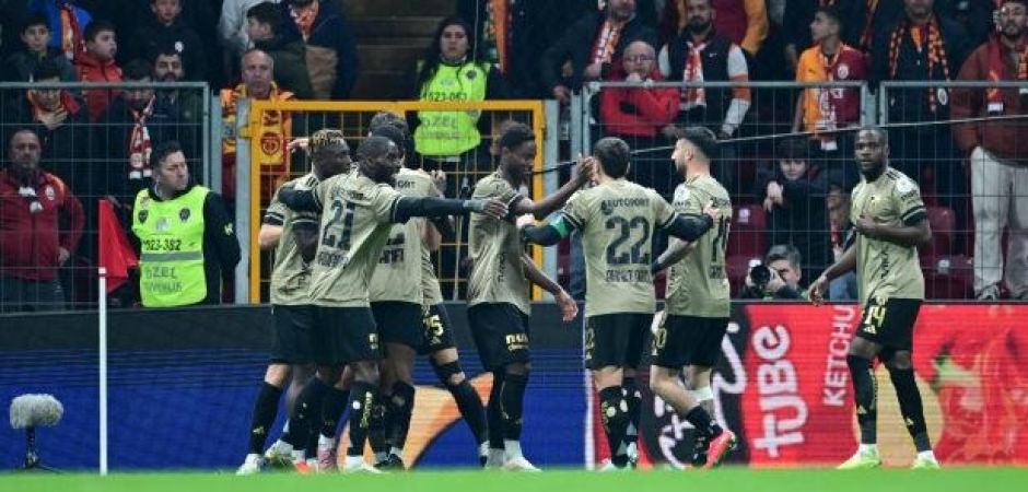 Galatasaray'a evinde ağır darbe! S&uuml;per Lig'de zirve karıştı
