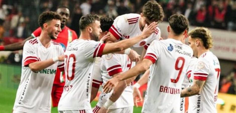 1. Lig'in zirvesinde t&uuml;m hesaplar değişti! 2 takım arasında muhteşem rekabet