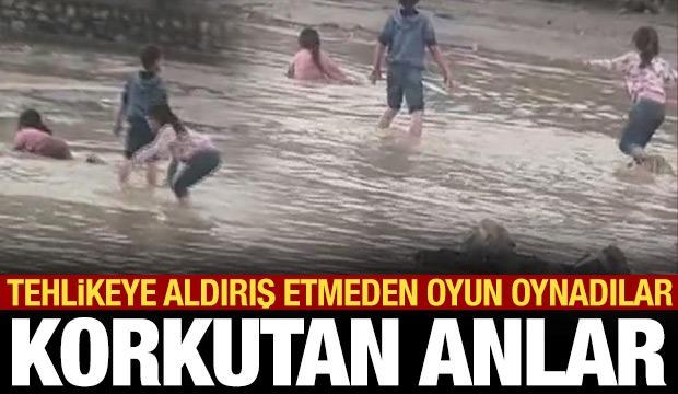 Afetin ortasında tehlikeli oyun: &Ccedil;ocuklar sel sularında oynadı