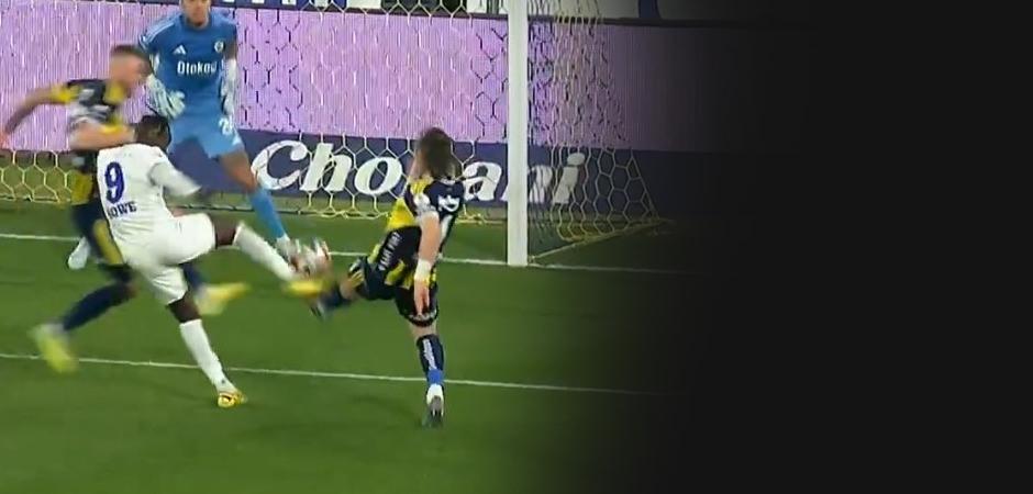 Tartışmalı hakem kararları! Fenerbah&ccedil;e - Rizespor ma&ccedil;ına damga vuran pozisyonlar
