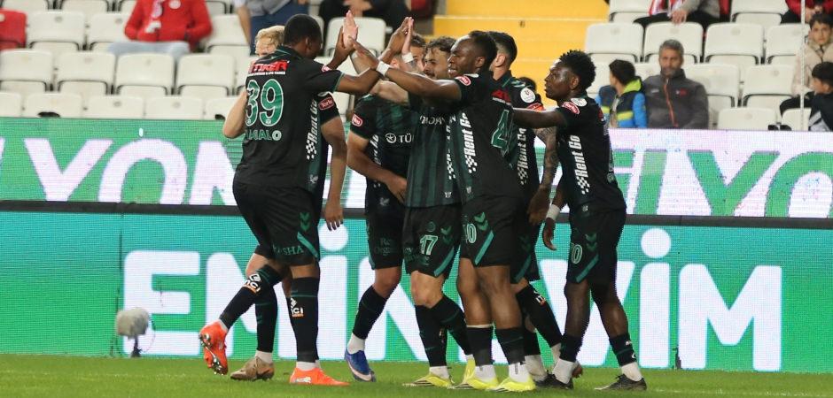 Konyaspor, Antalya'da 2 golle g&uuml;ld&uuml;