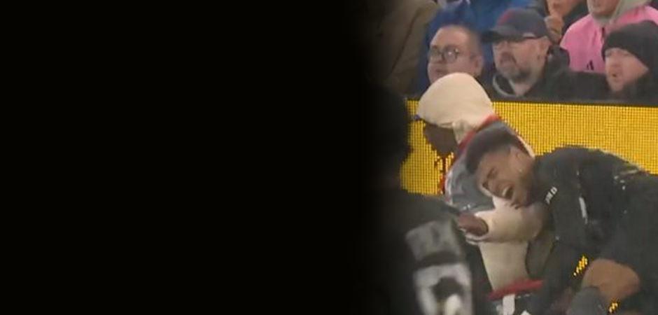 Yine Liverpool stadı yine olay! PSG'nin yıldızı mikrofon standına &ccedil;arparak sakatlandı