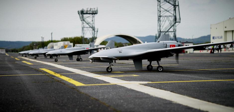 BAYKAR'dan yeni dolanan m&uuml;himmat! Sivrisinek sahneye &ccedil;ıktı!