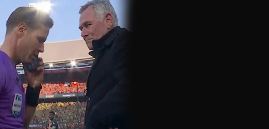 Finalde g&ouml;r&uuml;lmemiş anlar! Hakem saha kenarında telefonla konuştu: Espriler havada u&ccedil;uştu