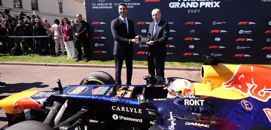 Son dakika: Erdoğan g&uuml;zel haberi bizzat duyurdu! Formula 1 T&uuml;rkiye'ye geri d&ouml;nd&uuml;...