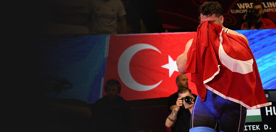 Rekor kıran şampiyon g&uuml;reş&ccedil;imiz Rıza Kayaalp ve Grekoromen Milli Takımı T&uuml;rkiye'de