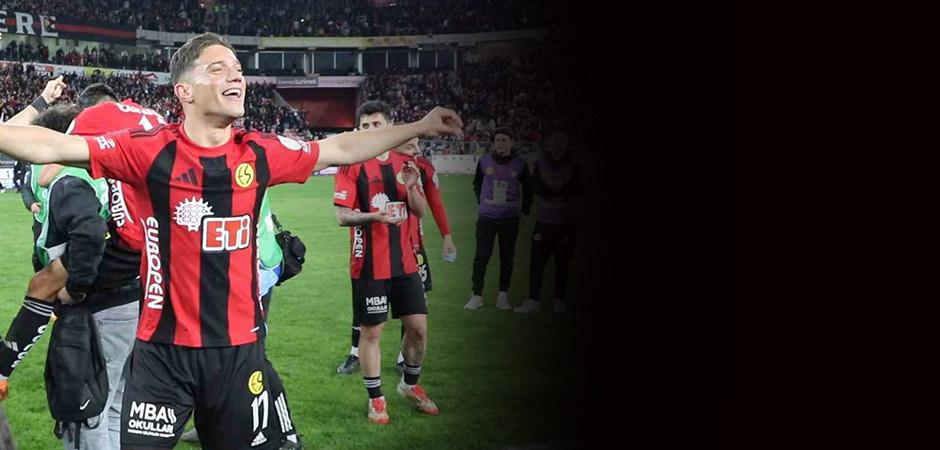 T&uuml;rk futbolunun efsanesi turu &ccedil;evirdi! Zaferi &ccedil;iftetelliyle kutladı