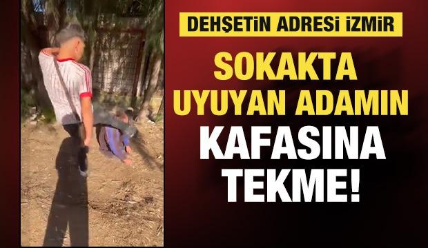 Bunlar insan olamaz! Sokakta uyuyan adamın kafasına tekme attılar