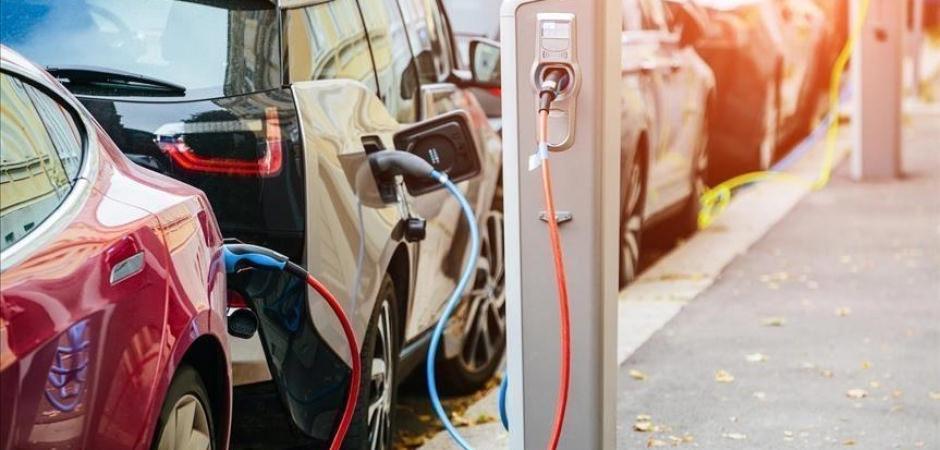 Elektrikli ara&ccedil;ta "400 bin" sınırı aşıldı: Şarj soketlerinde rekor artış!