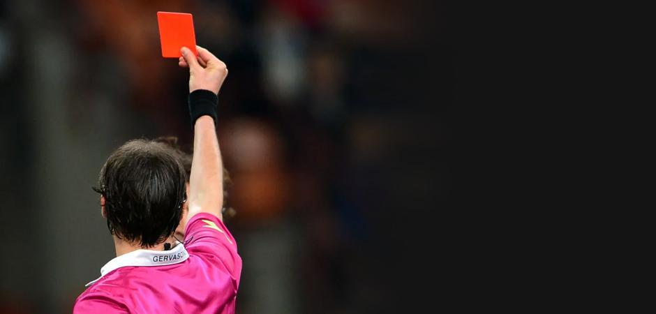 FIFA yeni kuralı onayladı! Bunu yapan futbolcu direkt kırmızı kart g&ouml;recek