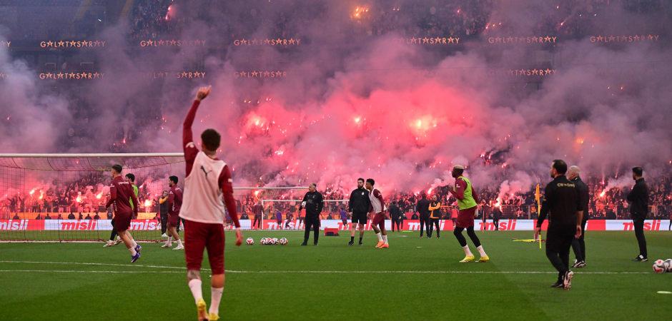 Final ma&ccedil;ı gibi antrenman! Eski yıldızlar akın etti: Tam 40 bin kişi izledi