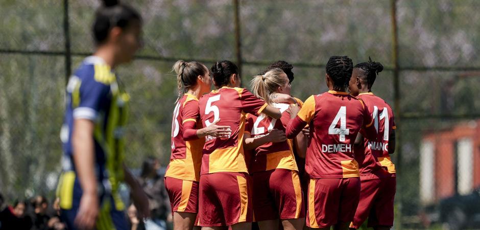 Kadınlar S&uuml;per Ligi'nde nefes kesen derbi! Galatasaray, Fenerbah&ccedil;e'yi 2 dakikada mat etti