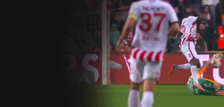 Şampiyonluk ma&ccedil;ında tartışmalı pozisyon! G.Saray kalecisi oyundan atıldı