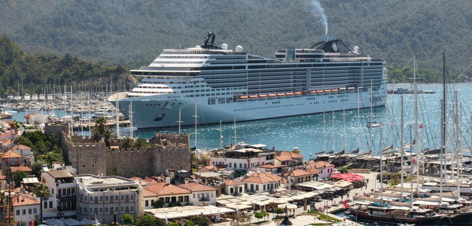 Ege limanlarında turist yoğunluğu: 8 bini aynı anda karaya &ccedil;ıktı!