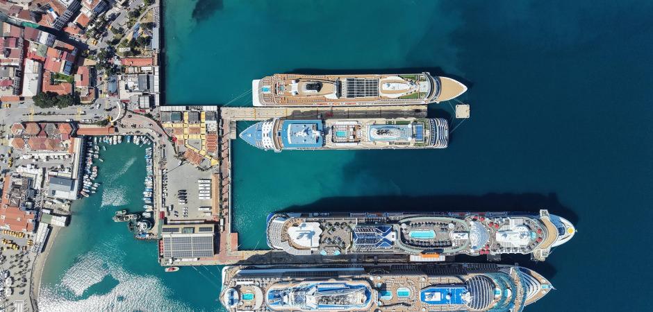 Kuşadası limanında kruvaziyer hareketliliği: 10 bin 800 turist ayak bastı