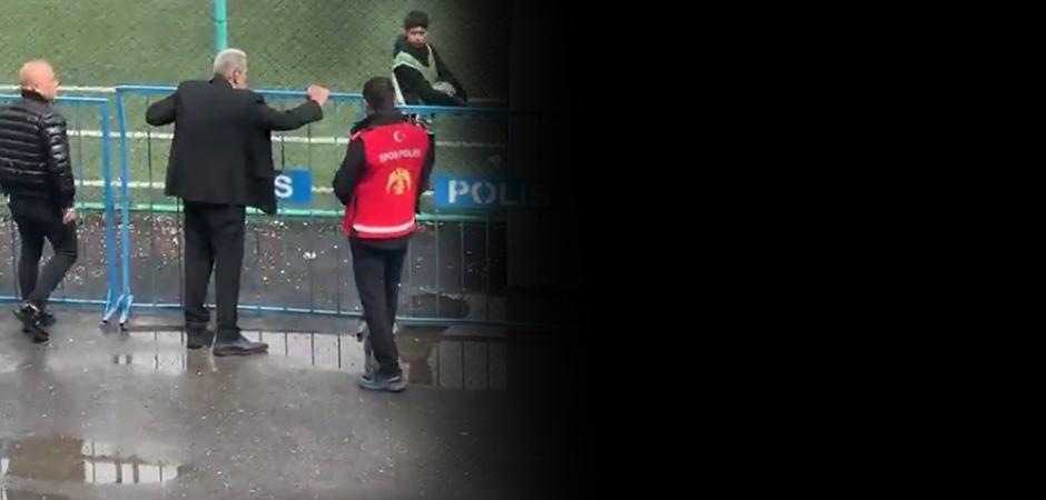 T&uuml;rk futbolu bunu da g&ouml;rd&uuml;! Y&ouml;netici sahaya indi: Futbolcular şikeyi ifşa etti