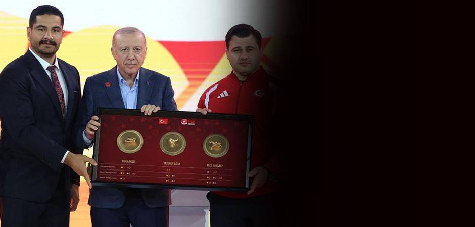 G&uuml;reşin efsaneleri Taha Akg&uuml;l ve Rıza Kayaalp'ten Cumhurbaşkanı Erdoğan'a anlamlı hediye