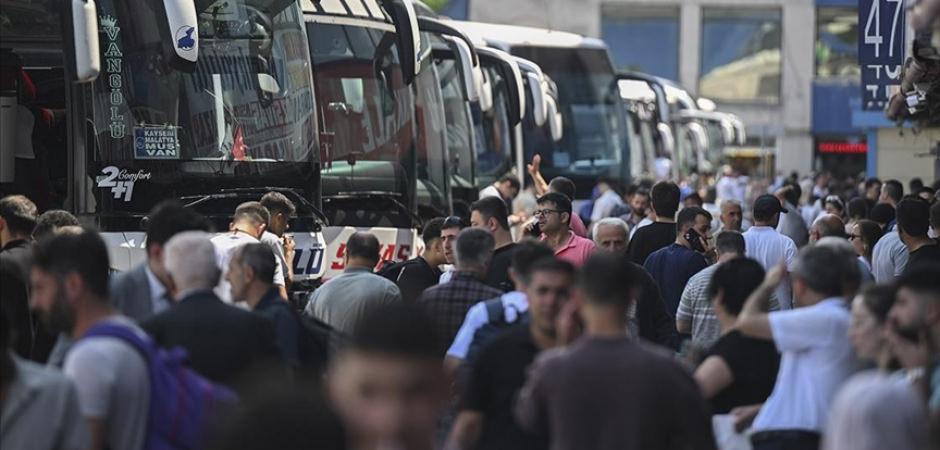 Otob&uuml;slerde koltuklar doldu, ek seferler devrede: Bayramda bilet fiyatlarına %25 zam!