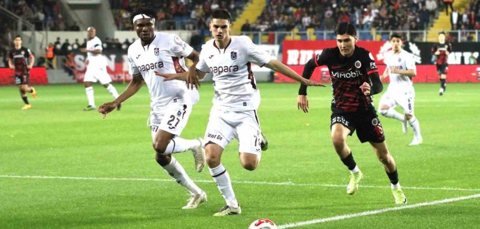 Trabzonspor, S&uuml;per Lig'den d&uuml;şecek son takımı belirleyebilir! İşte muhtemel 11'ler