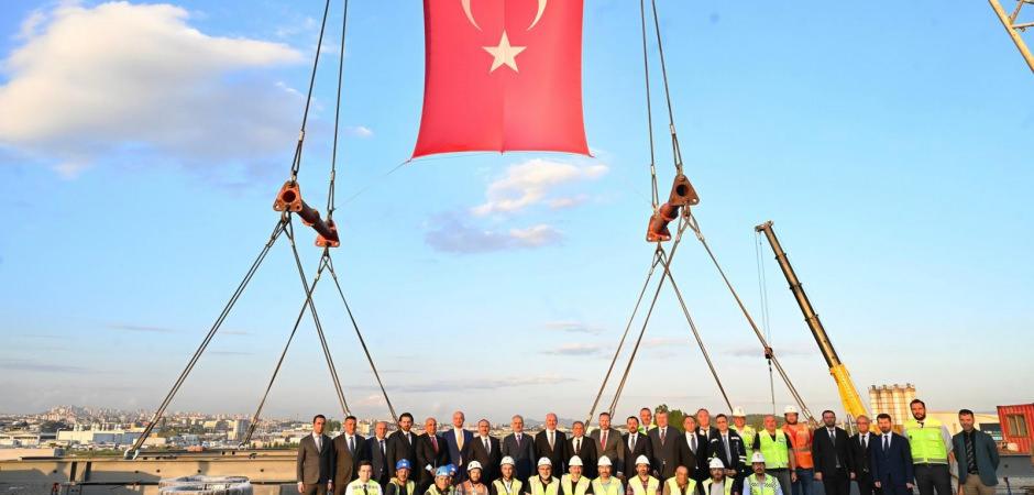 Y&uuml;zde 90&rsquo;ı tamamlandı! Etimesgut&rsquo;ta "ay yıldız" s&uuml;rprizi: Bakan Uraloğlu m&uuml;jdeyi verdi