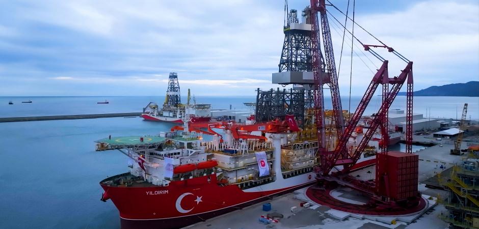 Yıldırım sondaj gemisi ilk g&ouml;revi i&ccedil;in Filyos'tan demir aldı