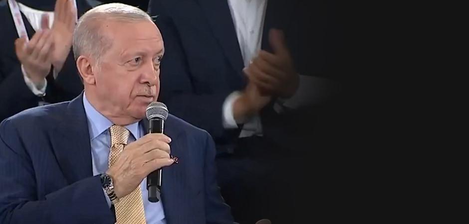 Başkan Erdoğan'dan Bakan Bak'a g&uuml;l&uuml;mseten Milli Takım d&uuml;zeltmesi