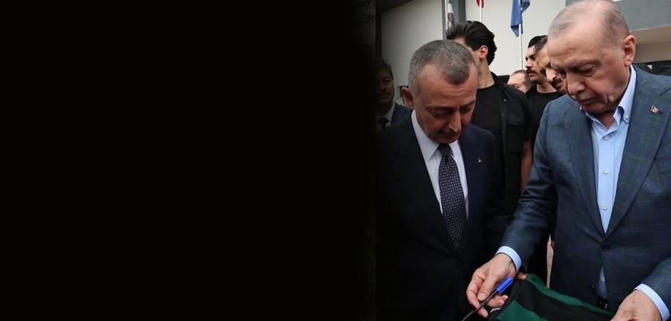 Cumhurbaşkanı Erdoğan'dan S&uuml;per Lig ekibinin m&uuml;zesine imzalı forma!
