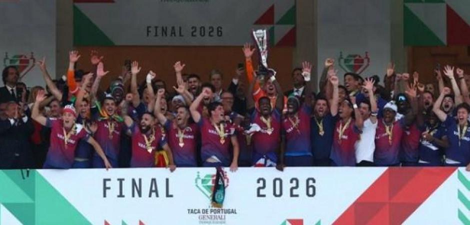 Finalde tarihe ge&ccedil;en s&uuml;rpriz! 2. Lig ekibi Avrupa devinin elinden kupayı aldı