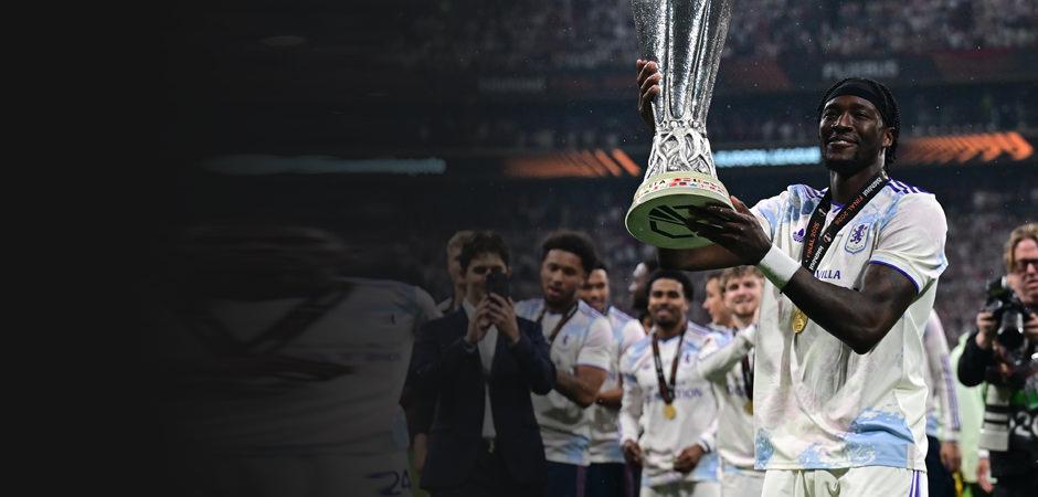 UEFA Avrupa Ligi kupası Tammy Abraham'ın ellerinde