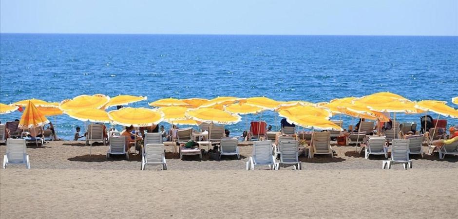 Antalya sahillerinde Kurban Bayramı'nın ilk g&uuml;n&uuml;nde yoğunluk yaşanıyor