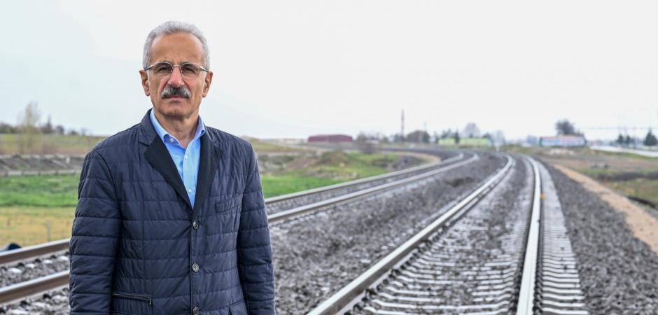 Bakan Uraloğlu a&ccedil;ıkladı: Mersin-Gaziantep arası 2 saat 15 dakikaya d&uuml;ş&uuml;yor