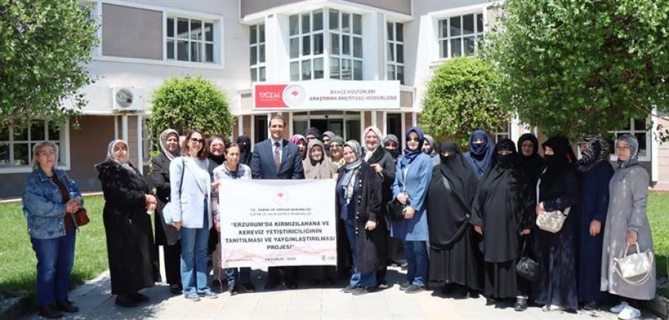 Erzurumlu kadın &ccedil;ift&ccedil;ilerden Erzincan&rsquo;a &ccedil;ıkarma