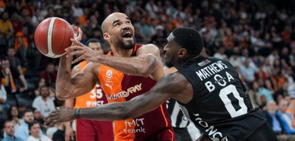 Pota derbisinde g&uuml;len Galatasaray! Seri son ma&ccedil;a kaldı