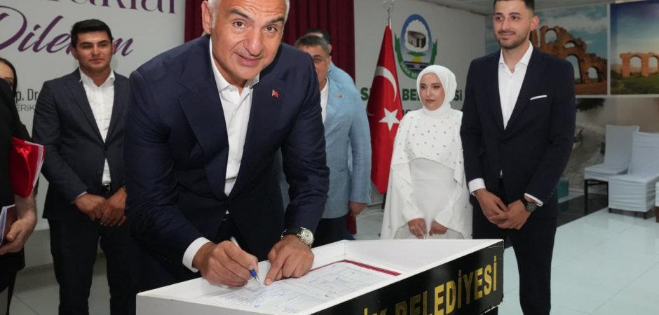 Bakan Ersoy gen&ccedil; &ccedil;iftin nikah şahidi oldu