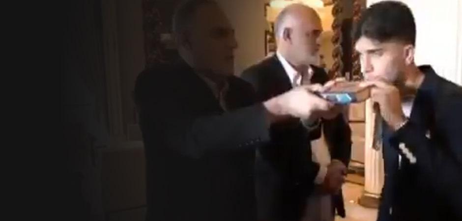 D&uuml;nya Kupası yolculuğu &ouml;ncesi Kur&rsquo;an-ı Kerim&rsquo;i &ouml;pt&uuml;ler