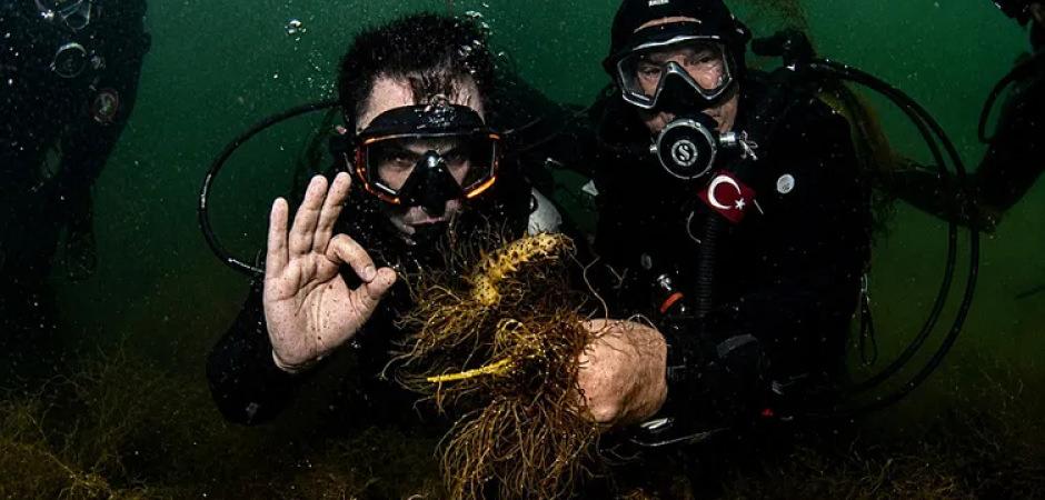 2,4 milyon metrek&uuml;p dip &ccedil;amuru temizlendi! Bakan Kurum İzmit K&ouml;rfezi'ne t&uuml;ple daldı