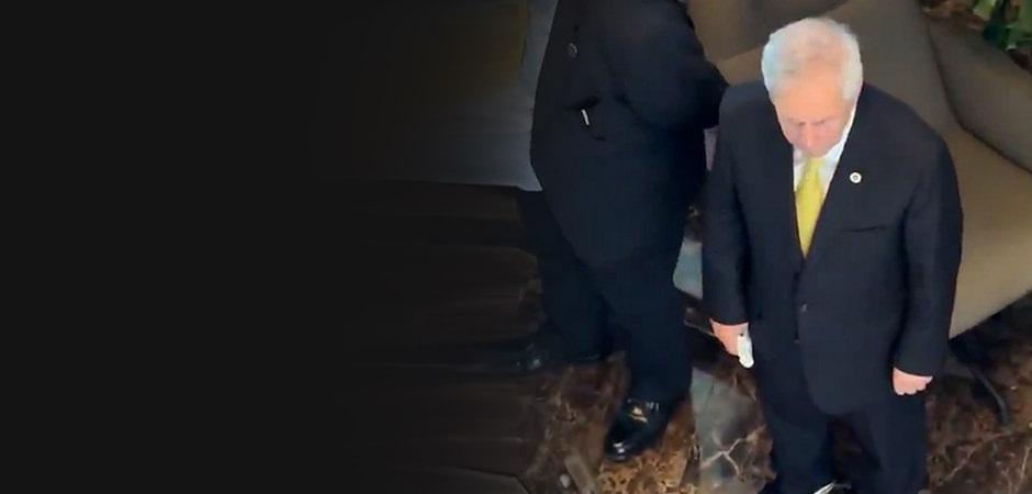 Tesad&uuml;f m&uuml; işaret mi? Se&ccedil;im sonrası dikkat &ccedil;eken detay: Aziz Yıldırım'ın sarılı parmağı