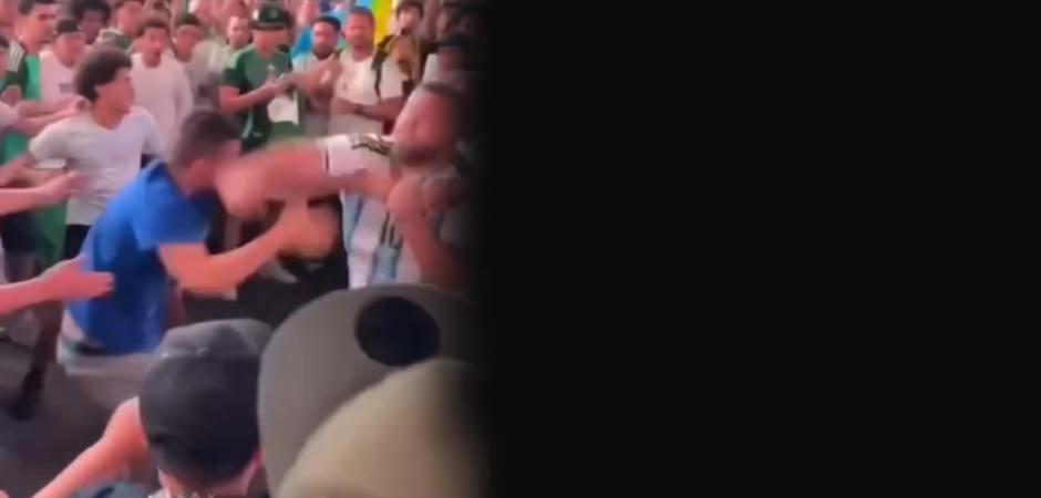 ABD'nin en &uuml;nl&uuml; meydanı savaş alanına d&ouml;nd&uuml;! 2 &uuml;lke taraftarları birbirine girdi