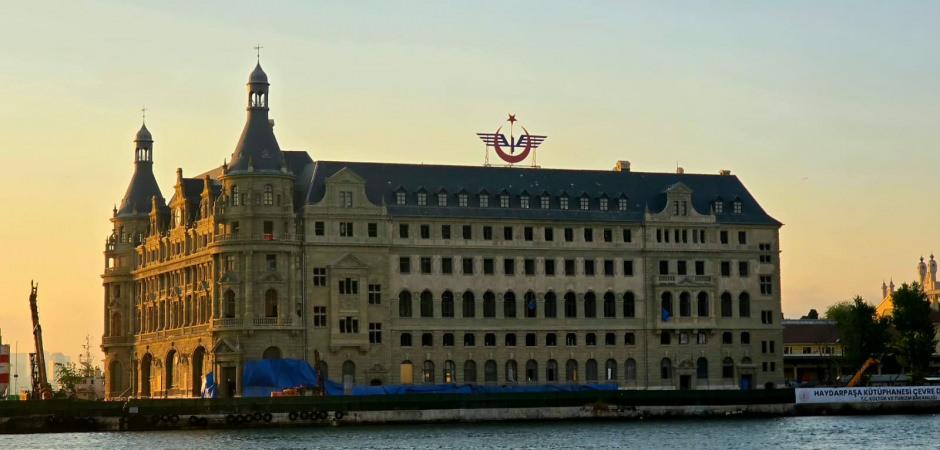 Haydarpaşa'da iskeleler kalktı, tarihi cephe g&uuml;n y&uuml;z&uuml;ne &ccedil;ıktı!