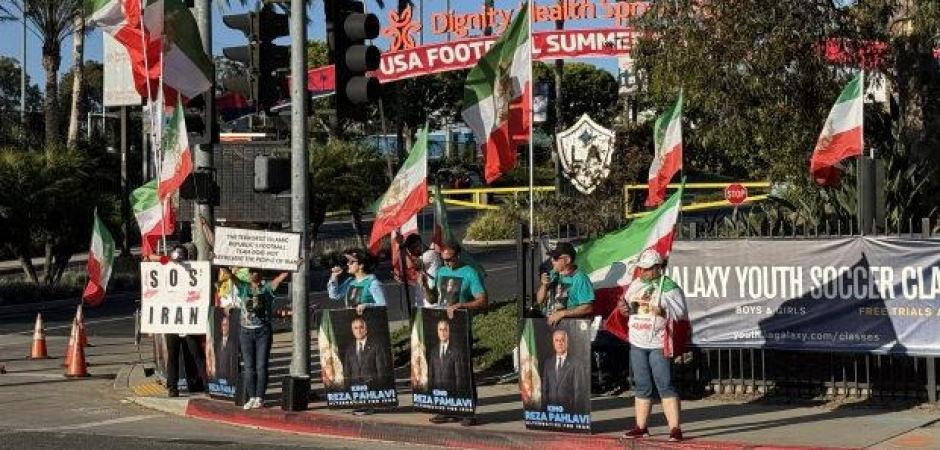 Pehlevi destek&ccedil;ilerinden İran Milli Takımı'na protesto! ABD bayrağı a&ccedil;tılar