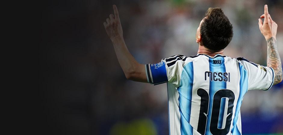38 yaşında rekor &uuml;st&uuml;ne rekor! Messi, İngiltere'yi darmadağın etti