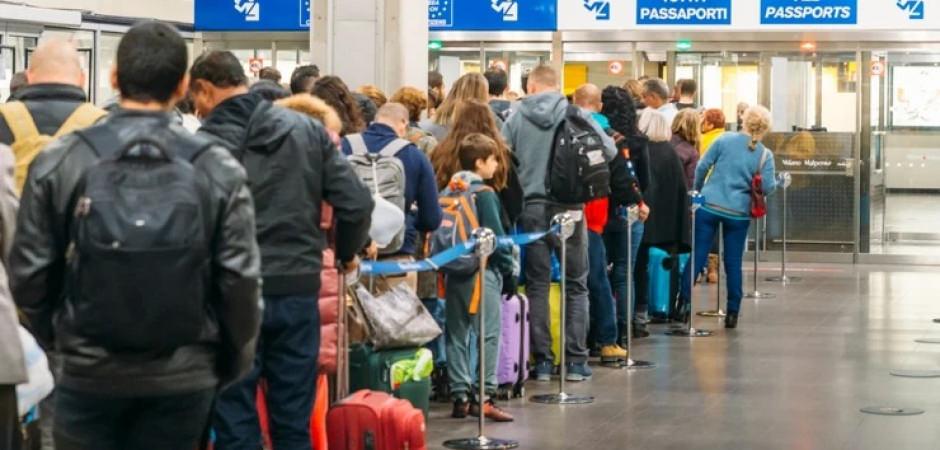 Pasaport kontrol&uuml; krizi s&uuml;r&uuml;yor: Avrupa'da sistem tamamen &ccedil;&ouml;kebilir