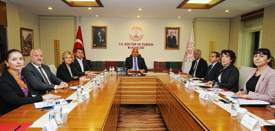 Ankara'da turizm şampiyonlar ligi! Bakan Ersoy sekt&ouml;r&uuml;n devlerini aynı masada topladı"