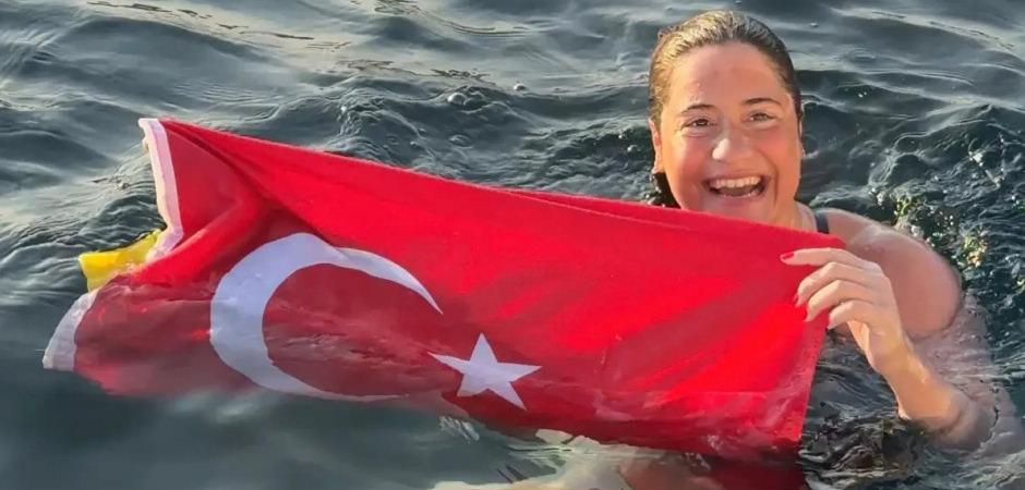 13 saat 50 dakika durmadan y&uuml;zd&uuml;! Milli sporcu Aysu T&uuml;rkoğlu'ndan yeni rekor