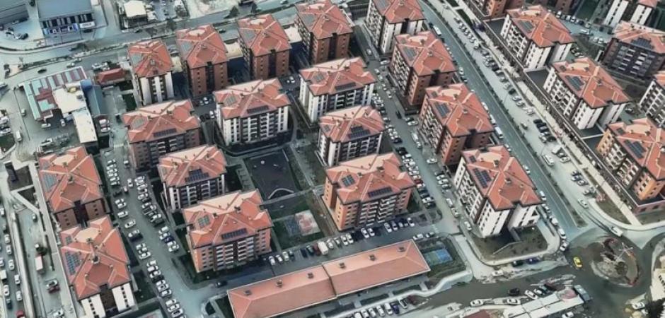 Ruhi &Ccedil;enet, deprem b&ouml;lgesinde inşa edilen mahalleleri gezdi